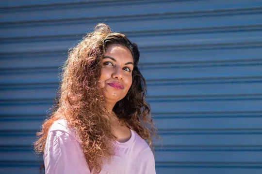 移动端注册操作示意人物图